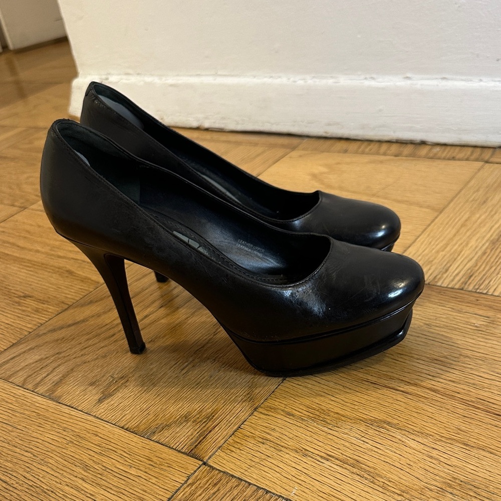 Vera Wang Lavender Label Classic Black Heels